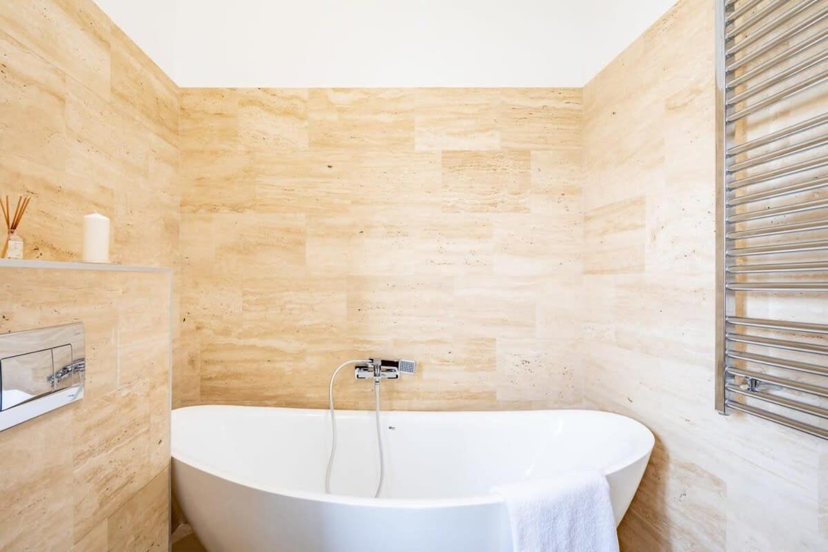 Splendid Perfectly Located Flat With Sauna Appartement Boedapest Buitenkant foto